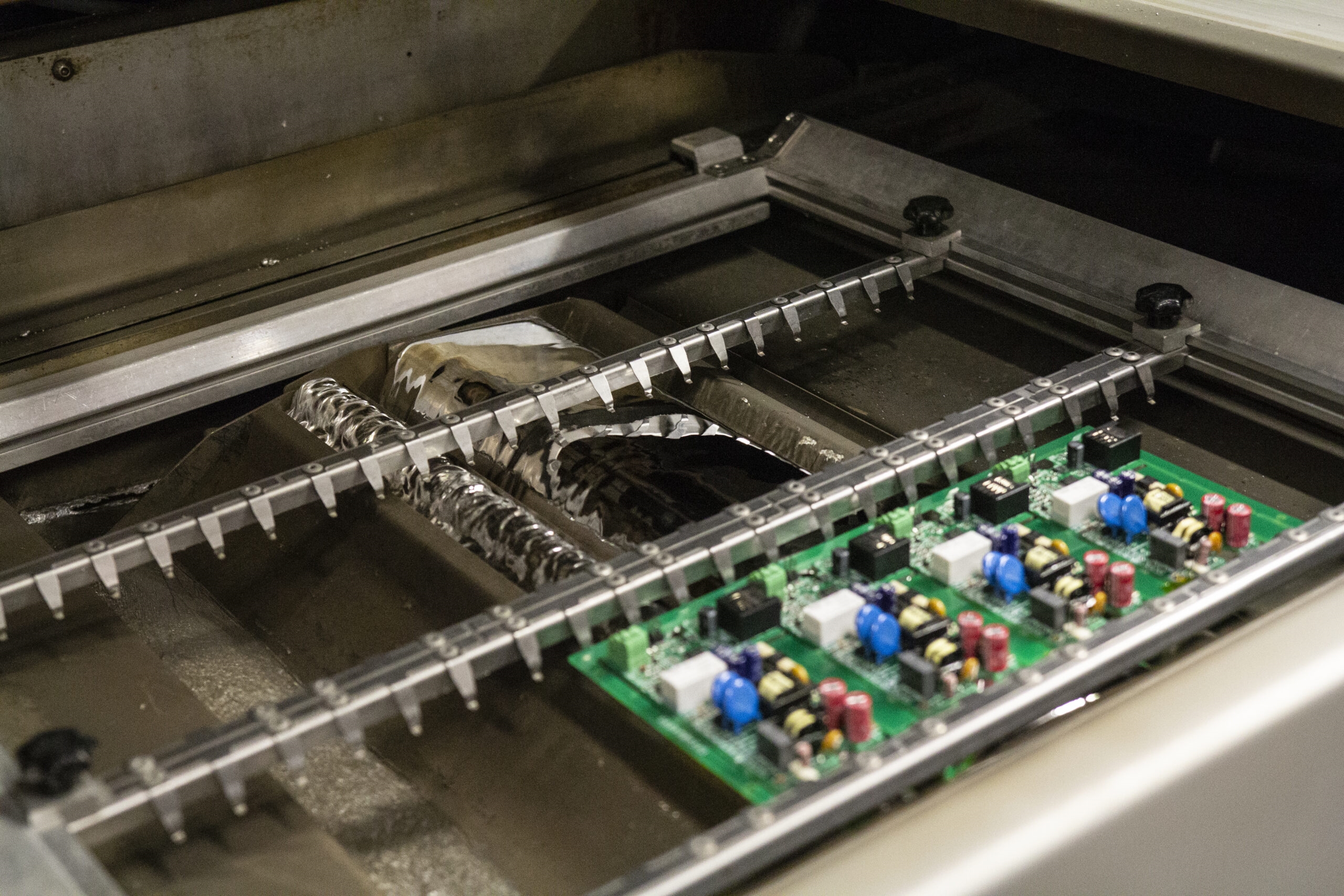 Advantages and Disadvantages of Wave Soldering Machines