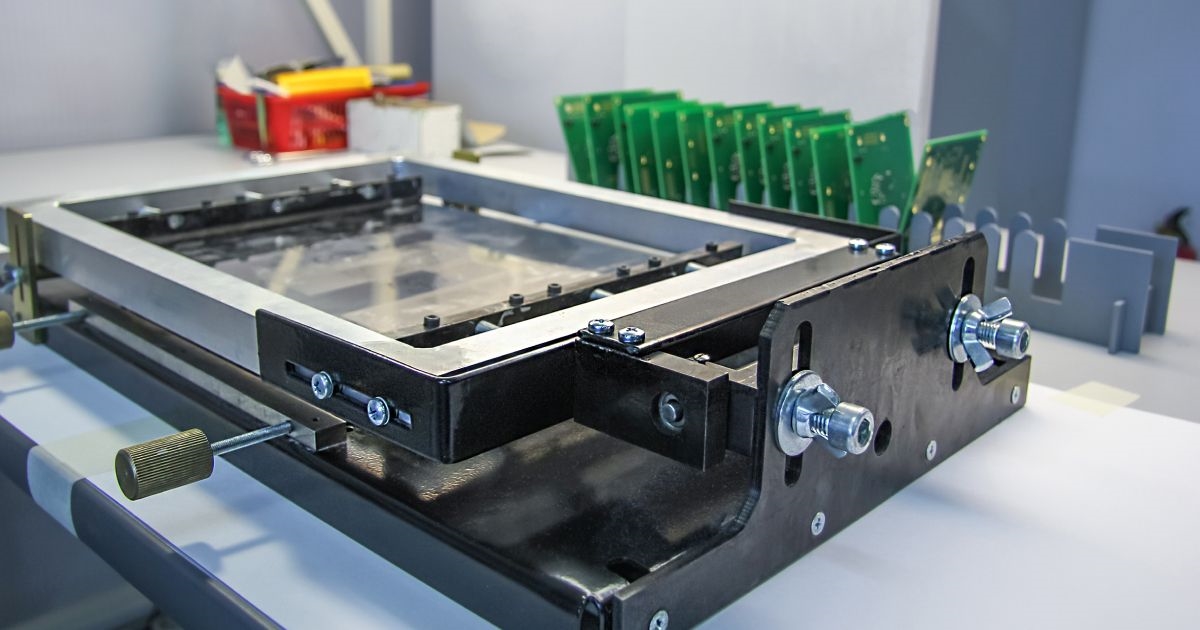 Applying solder mask to a 4-layer PCB during manufacturing